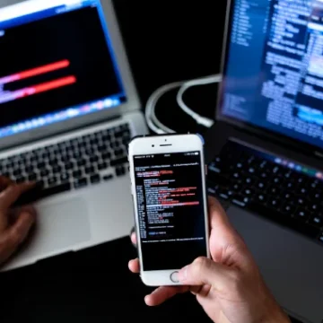 apple-ios-ipados-ve-macos-ta-hedefli-saldirilarda-kullanilan-cve-2025-43300-zero-day-acigini-giderdi Apple, CVE-2025-43300 Zero-Day Açığını iOS, iPadOS ve macOS’ta Giderdi